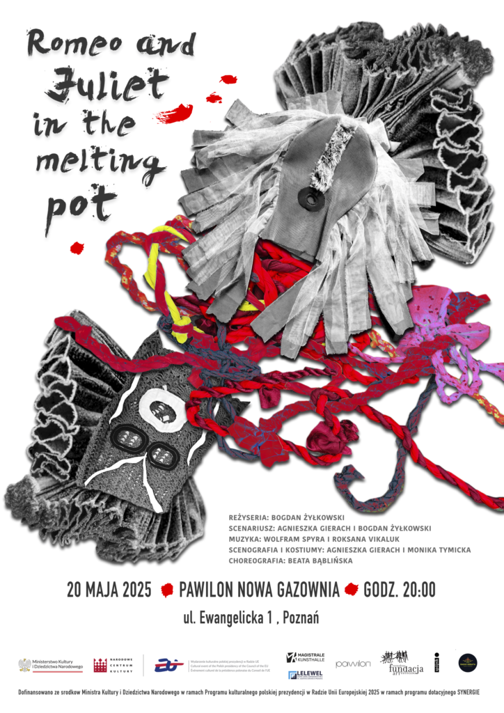 Plakat spektaklu „Romeo and Juliet in the melting pot”. Na białym tle po skosie ustawione są dwie czarno-białe tekstylne maski: maska w prawym górnym rogu ma długie jasne włosy z pasków materiału, brak oczu, widoczny nos i usta, otoczona łukiem materiałowej kryzy; druga maska, w lewym dolnym rogu, jest do góry nogami, z wyraźnymi okrągłymi ustami i otworami na oczy, z kryzą z tkaniny od dołu. Między nimi wiją się czerwone i różowe splecione sznurki. Tytuł spektaklu zapisany ekspresyjnym fontem: „Romeo and Juliet in the melting pot”. Na dole plakatu podano datę: 20 maja 2025, godz. 20:00, miejsce: Pawilon Nowa Gazownia, ul. Ewangelicka 1, Poznań, logotypy instytucji wspierających oraz informację o dofinansowaniu z Ministerstwa Kultury i Dziedzictwa Narodowego w ramach programu dotacyjnego SYNERGIE.